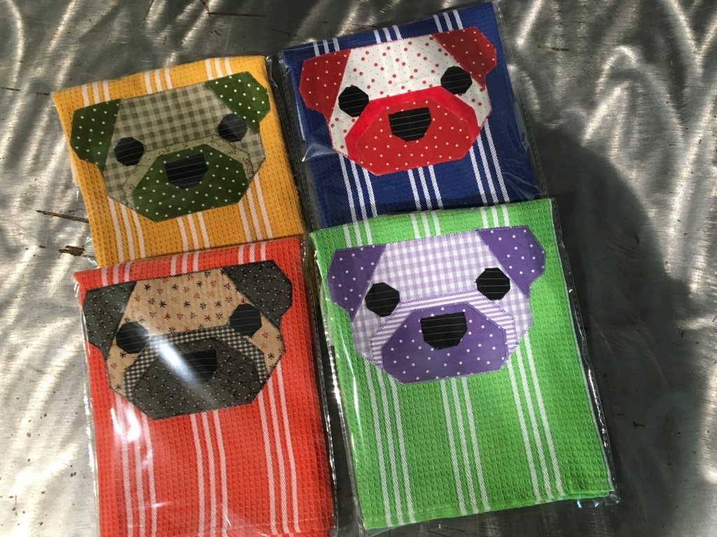 ASCIUGHINO cotone 'UNITED COLORS OF PUGS ,interamente realizzati a mano NUMERO PEZZI DISPONIBILI : n 2 ( blu e giallo) CONTRIBUTO MINIMO RICHIESTO : € 15 cad inclusa spedizione PER ORDINARE: Invia un'email a leonspugrescue@gmail.com , specificando ordine CON NOME ARTICOLO e indirizzo di spedizione. Invia il tuo contributo tramite bonifico bancario a: LEON S PUG RESCUE SALVACARLINO UNICREDIT ( MILANO) IT 94 D 02008 01623 000101415047 oppure puoi versare il tuo contributo utilizzando l'opzione paypal direttamente accessibile dal nostro sito internet PERFAVORE CONTATTACI PER ACCERTARTI CHE L'ARTICOLO SIA ANCORA DISPONIBILE PRIMA DI INVIARE IL TUO CONTRIBUTO !
