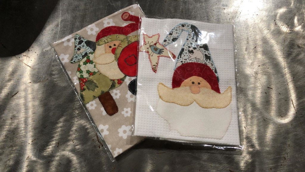 ASCIUGHINI cotone ' JINGLE PUG' realizzati a mano NUMERO PEZZI DISPONIBILI : n 5, visibili CONTRIBUTO MINIMO RICHIESTO : € 15 cad inclusa spedizione PER ORDINARE: Invia un'email a leonspugrescue@gmail.com , specificando ordine CON NOME ARTICOLO e indirizzo di spedizione. Invia il tuo contributo tramite bonifico bancario a: LEON S PUG RESCUE SALVACARLINO UNICREDIT ( MILANO) IT 94 D 02008 01623 000101415047 oppure puoi versare il tuo contributo utilizzando l'opzione paypal direttamente accessibile dal nostro sito internet PERFAVORE CONTATTACI PER ACCERTARTI CHE L'ARTICOLO SIA ANCORA DISPONIBILE PRIMA DI INVIARE IL TUO CONTRIBUTO !