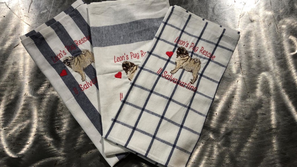 ASCIUGHINI cotone con applicazione Leon's ,realizzati a mano NUMERO PEZZI DISPONIBILI : n 3, visibili CONTRIBUTO MINIMO RICHIESTO : € 15 cad inclusa spedizione PER ORDINARE: Invia un'email a leonspugrescue@gmail.com , specificando ordine CON NOME ARTICOLO e indirizzo di spedizione. Invia il tuo contributo tramite bonifico bancario a: LEON S PUG RESCUE SALVACARLINO UNICREDIT ( MILANO) IT 94 D 02008 01623 000101415047 oppure puoi versare il tuo contributo utilizzando l'opzione paypal direttamente accessibile dal nostro sito internet PERFAVORE CONTATTACI PER ACCERTARTI CHE L'ARTICOLO SIA ANCORA DISPONIBILE PRIMA DI INVIARE IL TUO CONTRIBUTO !