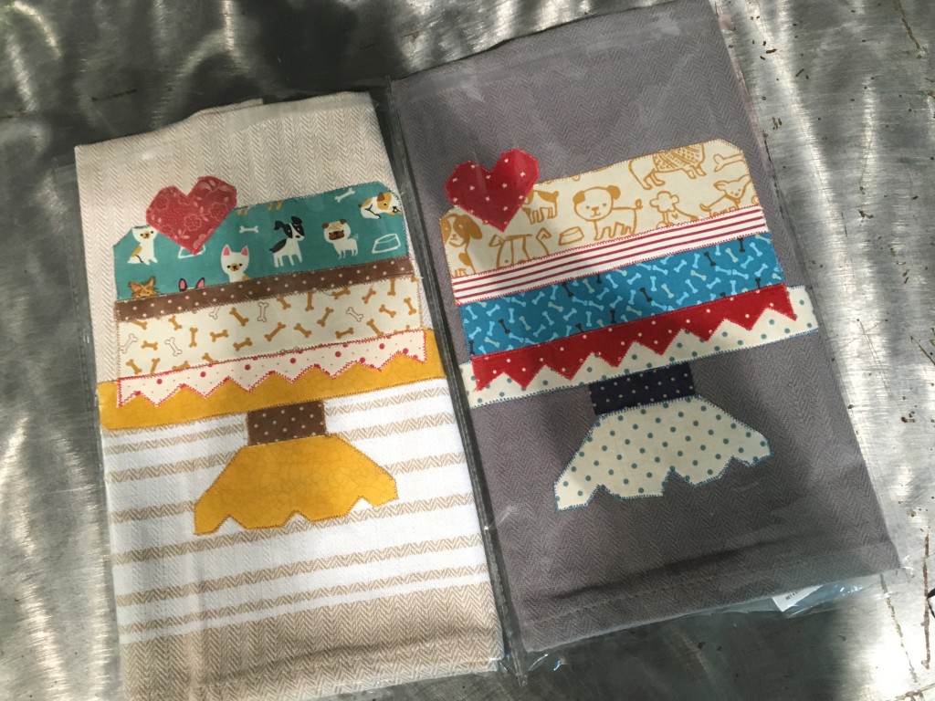 ASCIUGHINO cotone ' PUG PARTY' ,interamente realizzati a mano NUMERO PEZZI DISPONIBILI : n 2, visibili CONTRIBUTO MINIMO RICHIESTO : € 15 cad inclusa spedizione PER ORDINARE: Invia un'email a leonspugrescue@gmail.com , specificando ordine CON NOME ARTICOLO e indirizzo di spedizione. Invia il tuo contributo tramite bonifico bancario a: LEON S PUG RESCUE SALVACARLINO UNICREDIT ( MILANO) IT 94 D 02008 01623 000101415047 oppure puoi versare il tuo contributo utilizzando l'opzione paypal direttamente accessibile dal nostro sito internet PERFAVORE CONTATTACI PER ACCERTARTI CHE L'ARTICOLO SIA ANCORA DISPONIBILE PRIMA DI INVIARE IL TUO CONTRIBUTO !