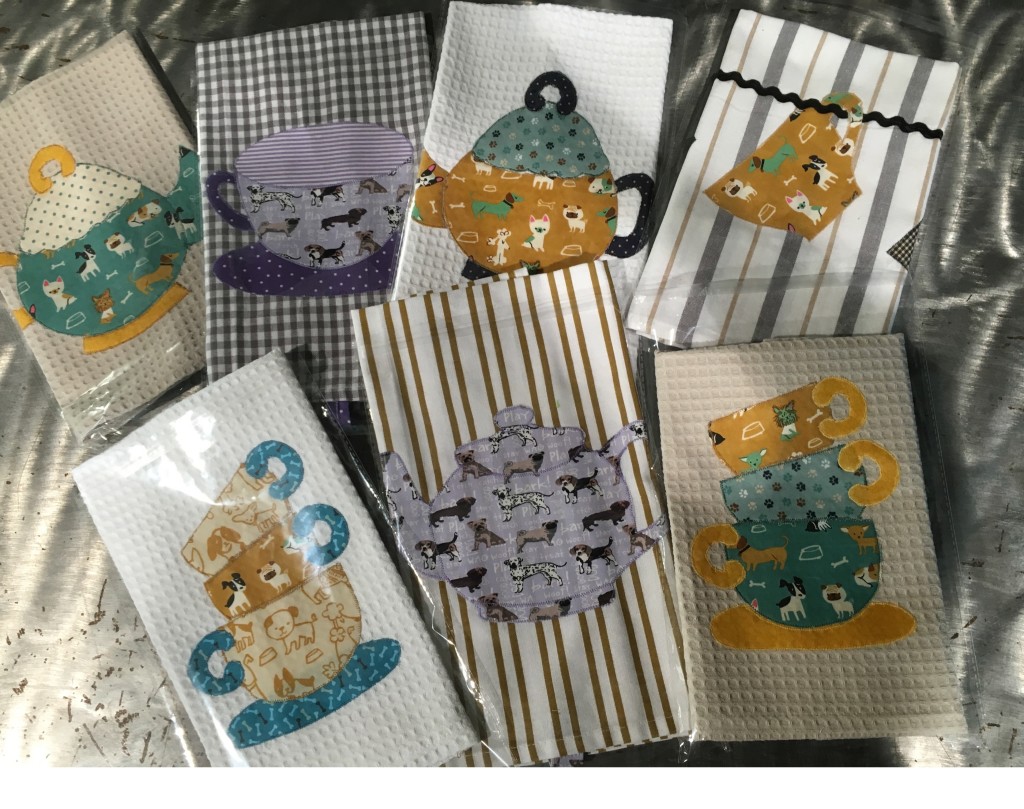 ASCIUGHINO cotone ' PUG TEA TIME',interamente realizzati a mano NUMERO PEZZI DISPONIBILI : n 7, visibili CONTRIBUTO MINIMO RICHIESTO : € 15 cad inclusa spedizione PER ORDINARE: Invia un'email a leonspugrescue@gmail.com , specificando ordine CON NOME ARTICOLO e indirizzo di spedizione. Invia il tuo contributo tramite bonifico bancario a: LEON S PUG RESCUE SALVACARLINO UNICREDIT ( MILANO) IT 94 D 02008 01623 000101415047 oppure puoi versare il tuo contributo utilizzando l'opzione paypal direttamente accessibile dal nostro sito internet PERFAVORE CONTATTACI PER ACCERTARTI CHE L'ARTICOLO SIA ANCORA DISPONIBILE PRIMA DI INVIARE IL TUO CONTRIBUTO !