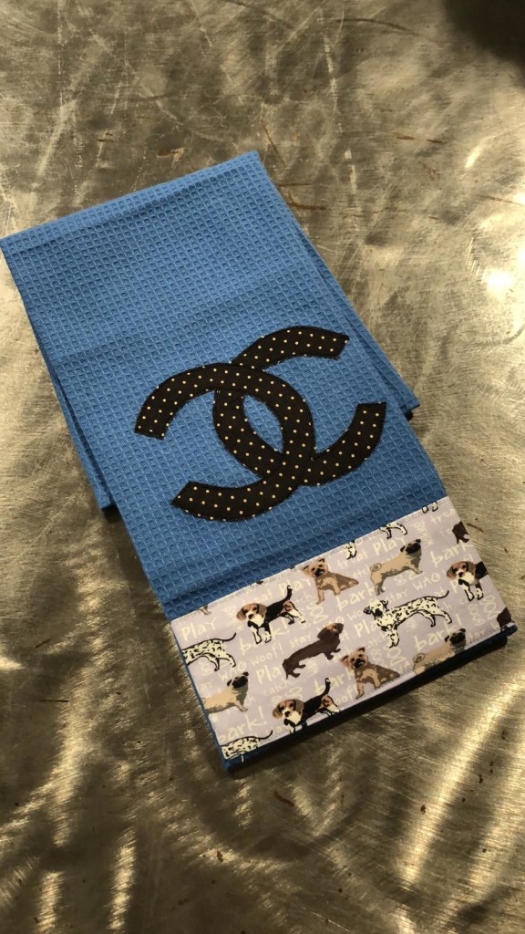 ASCIUGHINO cotone 'COCOPUG realizzato a mano NUMERO PEZZI DISPONIBILI : n 1 CONTRIBUTO MINIMO RICHIESTO : € 15 cad inclusa spedizione PER ORDINARE: Invia un'email a leonspugrescue@gmail.com , specificando ordine CON NOME ARTICOLO e indirizzo di spedizione. Invia il tuo contributo tramite bonifico bancario a: LEON S PUG RESCUE SALVACARLINO UNICREDIT ( MILANO) IT 94 D 02008 01623 000101415047 oppure puoi versare il tuo contributo utilizzando l'opzione paypal direttamente accessibile dal nostro sito internet PERFAVORE CONTATTACI PER ACCERTARTI CHE L'ARTICOLO SIA ANCORA DISPONIBILE PRIMA DI INVIARE IL TUO CONTRIBUTO !