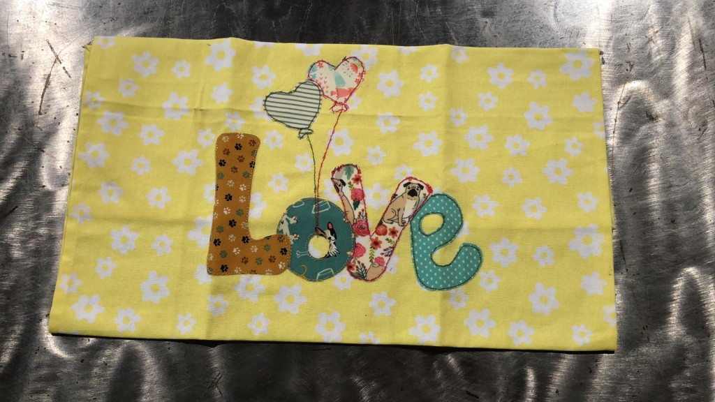 ASCIUGHINO cotone 'YELLOW PAWS', realizzato a mano NUMERO PEZZI DISPONIBILI : n1as CONTRIBUTO MINIMO RICHIESTO : € 15 cad inclusa spedizione PER ORDINARE: Invia un'email a leonspugrescue@gmail.com , specificando ordine CON NOME ARTICOLO e indirizzo di spedizione. Invia il tuo contributo tramite bonifico bancario a: LEON S PUG RESCUE SALVACARLINO UNICREDIT ( MILANO) IT 94 D 02008 01623 000101415047 oppure puoi versare il tuo contributo utilizzando l'opzione paypal direttamente accessibile dal nostro sito internet PERFAVORE CONTATTACI PER ACCERTARTI CHE L'ARTICOLO SIA ANCORA DISPONIBILE PRIMA DI INVIARE IL TUO CONTRIBUTO !