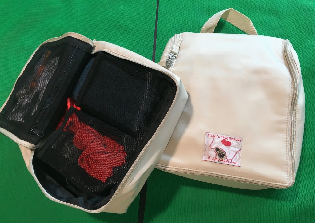 PUG TRAVEL KIT PUG TRAVEL KIT ! Bellissimi e utilissimi, il beauty del vostro carlino in viaggio! NUMERO PEZZI DISPONIBILI: ultimo rimasto! CONTRIBUTO MINIMO RICHIESTO : € 35 inclusa spedizione PER ORDINARE: Invia un'email a leonspugrescue@gmail.com , specificando ordine CON NOME ARTICOLO e indirizzo di spedizione. Invia il tuo contributo tramite bonifico bancario a: LEON S PUG RESCUE SALVACARLINO UNICREDIT ( MILANO) IT 94 D 02008 01623 000101415047 oppure puoi versare il tuo contributo utilizzando l'opzione paypal direttamente accessibile dal nostro sito internet PERFAVORE CONTATTACI PER ACCERTARTI CHE L'ARTICOLO SIA ANCORA DISPONIBILE PRIMA DI INVIARE IL TUO CONTRIBUTO !
