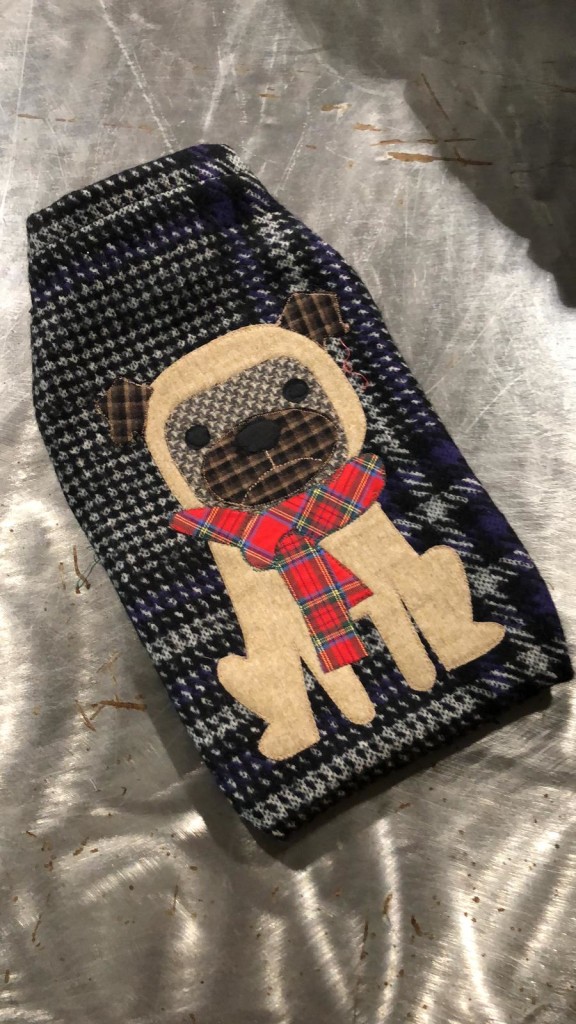 PORTA BOULE ( CON BORSA ACQUA CALDA!) realizzata a mano NUMERO PEZZI DISPONIBILI: 1 CONTRIBUTO MINIMO RICHIESTO : € 25 inclusa spedizione PER ORDINARE: Invia un'email a leonspugrescue@gmail.com , specificando ordine CON NOME ARTICOLO e indirizzo di spedizione. Invia il tuo contributo tramite bonifico bancario a: LEON S PUG RESCUE SALVACARLINO UNICREDIT ( MILANO) IT 94 D 02008 01623 000101415047 oppure puoi versare il tuo contributo utilizzando l'opzione paypal direttamente accessibile dal nostro sito internet PERFAVORE CONTATTACI PER ACCERTARTI CHE L'ARTICOLO SIA ANCORA DISPONIBILE PRIMA DI INVIARE IL TUO CONTRIBUTO !
