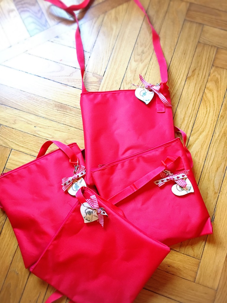 BORSA ' PUG WALKER' con sorpresa!! Se anche voi quando uscite per la passeggiatina lasciate a casa la borsa e avete cose che vi escono da tutte le tasche ( fazzolettini\ sacchetti pupù \ acqua\ salviettine\ biscottini\ etc..), ecco la praticissima borsa Pug Walker, una tracolla e via! LA BORSA PUG WALKER verrà riempita, come una calza di natale, con alcuni piccoli oggetti a sorpresa, rimasti dai Temporary Store precedenti. DISPONIBILITA' : n 20 CONTRIBUTO MINIMO RICHIESTO : € 25 inclusa spedizione PER ORDINARE: Invia un'email a leonspugrescue@gmail.com , specificando ordine CON NOME ARTICOLO e indirizzo di spedizione. Invia il tuo contributo tramite bonifico bancario a: LEON S PUG RESCUE SALVACARLINO UNICREDIT ( MILANO) IT 94 D 02008 01623 000101415047 oppure puoi versare il tuo contributo utilizzando l'opzione paypal direttamente accessibile dal nostro sito internet PERFAVORE CONTATTACI PER ACCERTARTI CHE L'ARTICOLO SIA ANCORA DISPONIBILE PRIMA DI INVIARE IL TUO CONTRIBUTO !