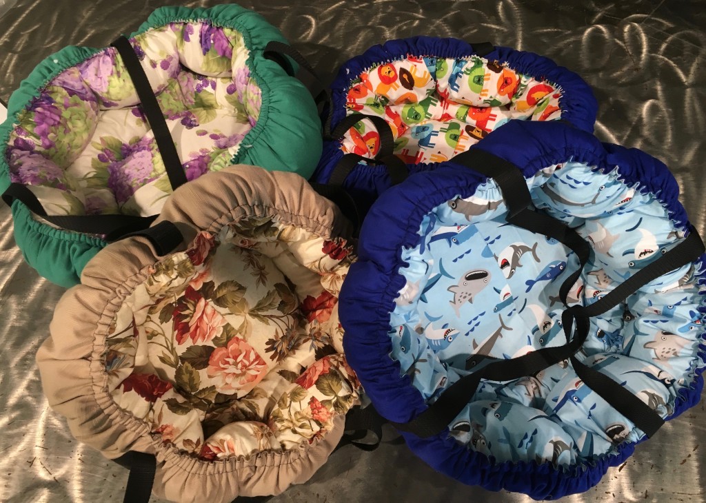 CUCCIA DA PASSEGGIO o BORSA PORTATUTTO Pensate per portare comodamente con sè tutto ciò di cui i nostri carlini hanno bisogno durante gite o al mare o in alberghi o ristoranti, morbidissime possono all'occorrenza servire come cuscino per i regali sederini dei nostri principini quando vengono con noi al ristorante o altrove! * NON SONO FATTE PER TRASPORTARE IL CARLINO IN MOVIMENTO! NUMERO PEZZI DISPONIBILI : n 3 piccole CONTRIBUTO MINIMO RICHIESTO : € 30 ( piccole) € 40 (grande) inclusa spedizione PER ORDINARE: Invia un'email a leonspugrescue@gmail.com , specificando ordine CON NOME ARTICOLO e indirizzo di spedizione. Invia il tuo contributo tramite bonifico bancario a: LEON S PUG RESCUE SALVACARLINO UNICREDIT ( MILANO) IT 94 D 02008 01623 000101415047 oppure puoi versare il tuo contributo utilizzando l'opzione paypal direttamente accessibile dal nostro sito internet PERFAVORE CONTATTACI PER ACCERTARTI CHE L'ARTICOLO SIA ANCORA DISPONIBILE PRIMA DI INVIARE IL TUO CONTRIBUTO !