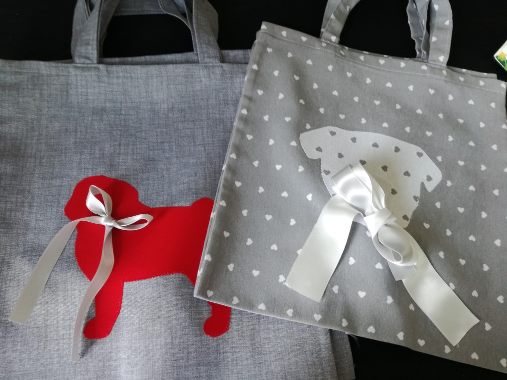 BORSE SHOPPING IN TESSUTO con applicazione soggetto carlino , realizzate a mano.