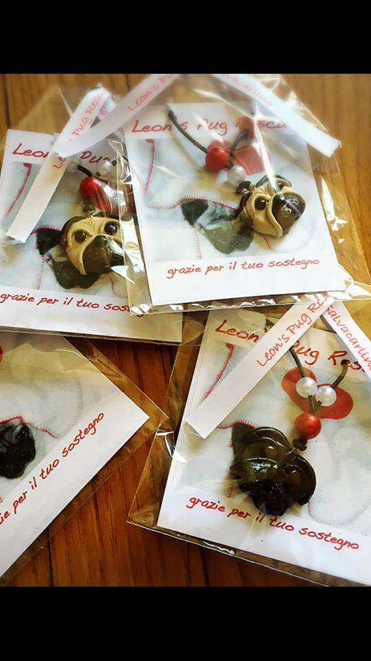 COLLANA PUG MUSETTO ! Ideate, realizzate e donate al Rescue dalla speciale mamma salvacarlina Paola NUMERO PEZZI DISPONIBILI n 4 ( n 2 carlino fulvo + n 2 carlino nero) contributo minimo richiesto € 15 inclusa la spedizione
