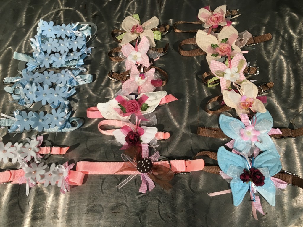 COLLARINI PUG FAIRY interamente realizzatI a mano. Direttamente dal mondo delle fate, questi morbidissimi collarini con applicazioni floreali....per principesse speciali e principini azzurrissimi! NUMERO PEZZI DISPONIBILI : fiorellini fila azzurro n 7 fiorellini fila bianco n 2 fiore centrale n 12 CONTRIBUTO MINIMO RICHIESTO : € 20 inclusa spedizione PER ORDINARE: Invia un'email a leonspugrescue@gmail.com , specificando ordine CON NOME ARTICOLO e indirizzo di spedizione. Invia il tuo contributo tramite bonifico bancario a: LEON S PUG RESCUE SALVACARLINO UNICREDIT ( MILANO) IT 94 D 02008 01623 000101415047 oppure puoi versare il tuo contributo utilizzando l'opzione paypal direttamente accessibile dal nostro sito internet PERFAVORE CONTATTACI PER ACCERTARTI CHE L'ARTICOLO SIA ANCORA DISPONIBILE PRIMA DI INVIARE IL TUO CONTRIBUTO !