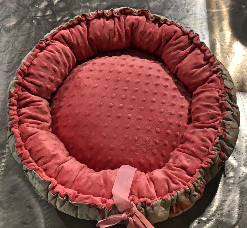 CUCCIA APRICOT FIOCCO ROSA interamente realizzata a mano NUMERO PEZZI DISPONIBILI: 1 misura PICCOLA CONTRIBUTO MINIMO RICHIESTO : € 50 inclusa spedizione PER ORDINARE: Invia un'email a leonspugrescue@gmail.com , specificando ordine CON NOME ARTICOLO e indirizzo di spedizione. Invia il tuo contributo tramite bonifico bancario a: LEON S PUG RESCUE SALVACARLINO UNICREDIT ( MILANO) IT 94 D 02008 01623 000101415047 oppure puoi versare il tuo contributo utilizzando l'opzione paypal direttamente accessibile dal nostro sito internet PERFAVORE CONTATTACI PER ACCERTARTI CHE L'ARTICOLO SIA ANCORA DISPONIBILE PRIMA DI INVIARE IL TUO CONTRIBUTO !