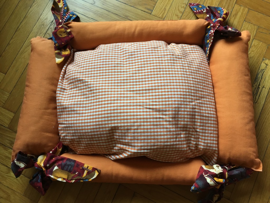 CUCCIA ' PUG MANAGER' pezzo unico, interamente realizzata a mano misura : M DISPONIBILITA' : N1 CONTRIBUTO MINIMO RICHIESTO : € 50 inclusa spedizione PER ORDINARE: Invia un'email a leonspugrescue@gmail.com , specificando ordine CON NOME ARTICOLO e indirizzo di spedizione. Invia il tuo contributo tramite bonifico bancario a: LEON S PUG RESCUE SALVACARLINO UNICREDIT ( MILANO) IT 94 D 02008 01623 000101415047 oppure puoi versare il tuo contributo utilizzando l'opzione paypal direttamente accessibile dal nostro sito internet PERFAVORE CONTATTACI PER ACCERTARTI CHE L'ARTICOLO SIA ANCORA DISPONIBILE PRIMA DI INVIARE IL TUO CONTRIBUTO !