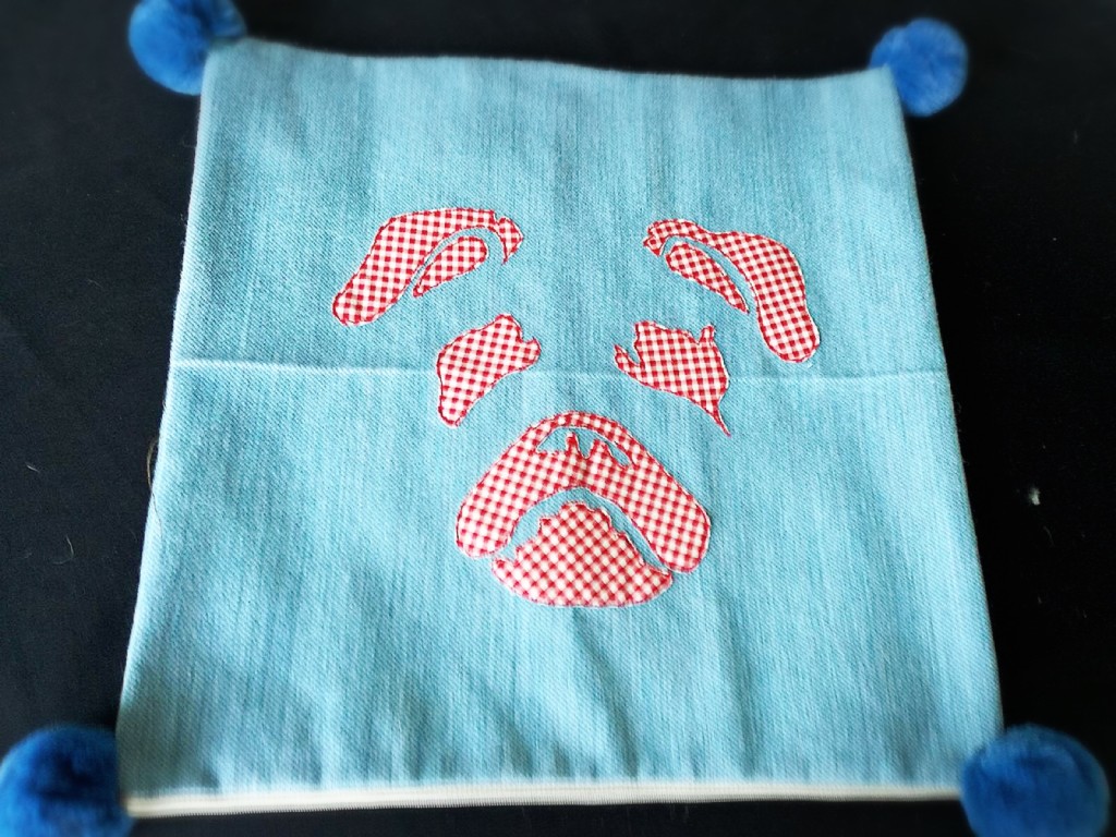 CUSCINO COL AZZURRO IN TESSUTO CON PONPON E APPLICAZIONI MUSETTO CARLINO IN TESSUTO ,realizzato a mano