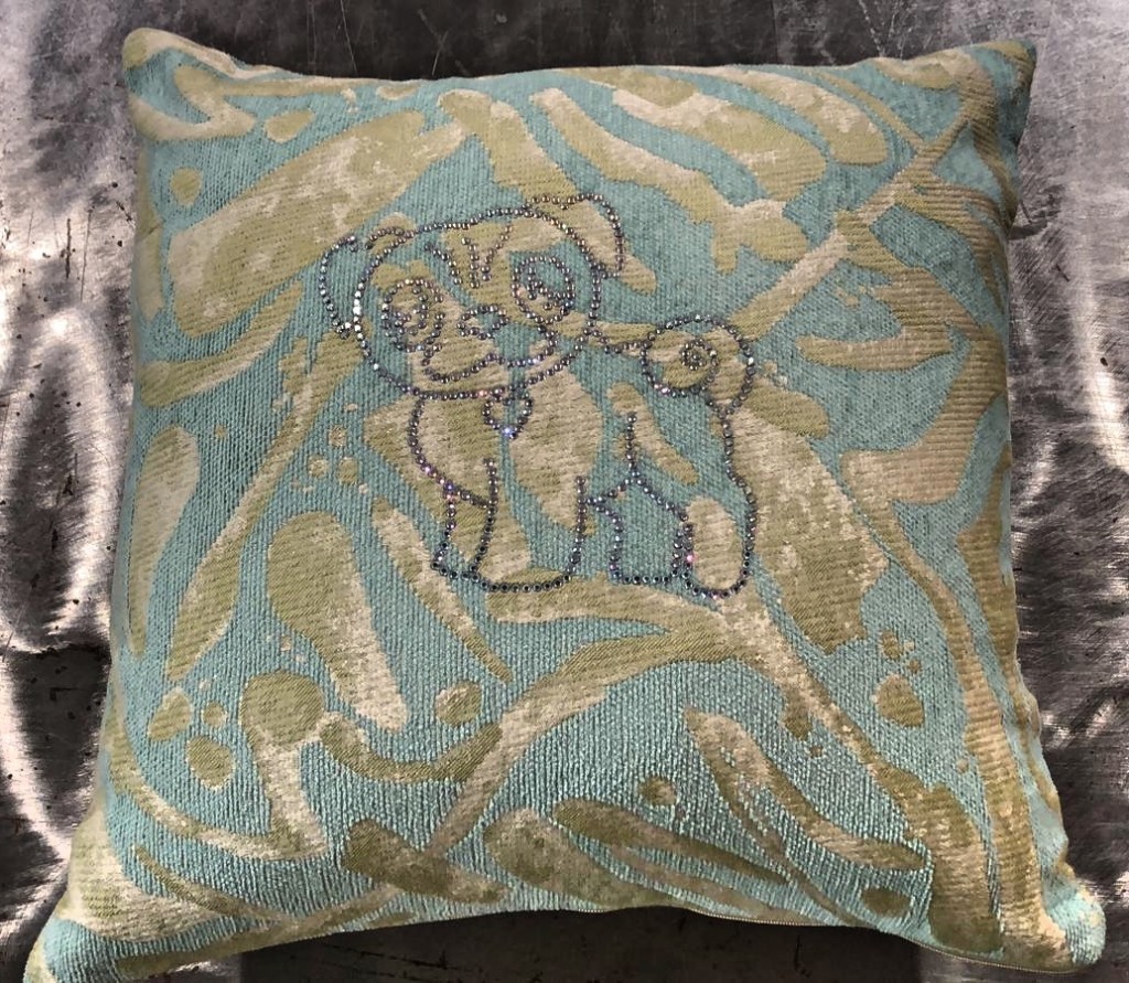 CUSCINO BABY PUG NUMERO PZ DISPONIBILI : n 1 CONTRIBUTO MINIMO RICHIESTO : € 35 inclusa spedizione PER ORDINARE: Invia un'email a leonspugrescue@gmail.com , specificando ordine CON NOME ARTICOLO e indirizzo di spedizione. Invia il tuo contributo tramite bonifico bancario a: LEON S PUG RESCUE SALVACARLINO UNICREDIT ( MILANO) IT 94 D 02008 01623 000101415047 oppure puoi versare il tuo contributo utilizzando l'opzione paypal direttamente accessibile dal nostro sito internet PERFAVORE CONTATTACI PER ACCERTARTI CHE L'ARTICOLO SIA ANCORA DISPONIBILE PRIMA DI INVIARE IL TUO CONTRIBUTO !