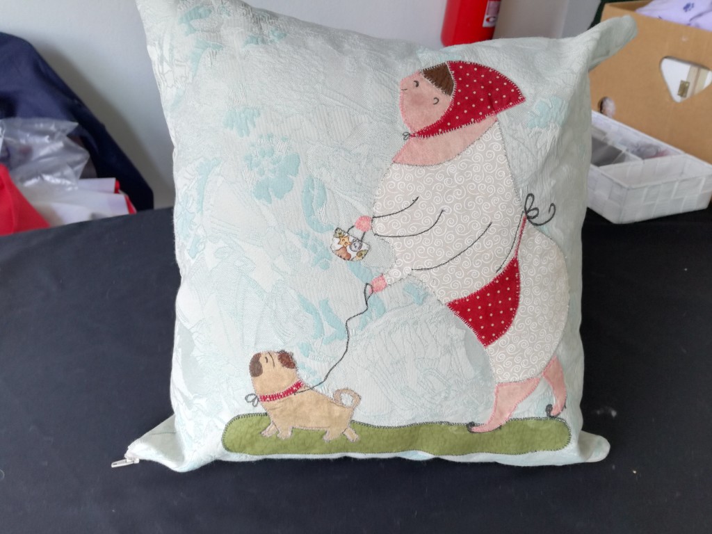 CUSCINO SERIE ' COLLEZIONE MUSEO' IN TESSUTO, realizzato a mano SOGGETTO : DONNA A PASSEGGIO CON CARLINO'
