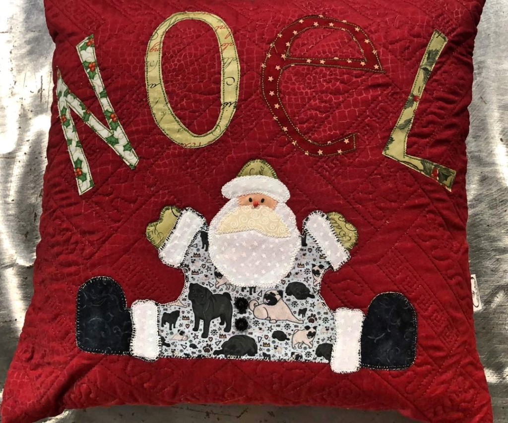 CUSCINO PUG SANTA con applicazioni in tessuto realizzate a mano NUMERO PZ DISPONIBILI : n 1 CONTRIBUTO MINIMO RICHIESTO : € 35 inclusa spedizione PER ORDINARE: Invia un'email a leonspugrescue@gmail.com , specificando ordine CON NOME ARTICOLO e indirizzo di spedizione. Invia il tuo contributo tramite bonifico bancario a: LEON S PUG RESCUE SALVACARLINO UNICREDIT ( MILANO) IT 94 D 02008 01623 000101415047 oppure puoi versare il tuo contributo utilizzando l'opzione paypal direttamente accessibile dal nostro sito internet PERFAVORE CONTATTACI PER ACCERTARTI CHE L'ARTICOLO SIA ANCORA DISPONIBILE PRIMA DI INVIARE IL TUO CONTRIBUTO !