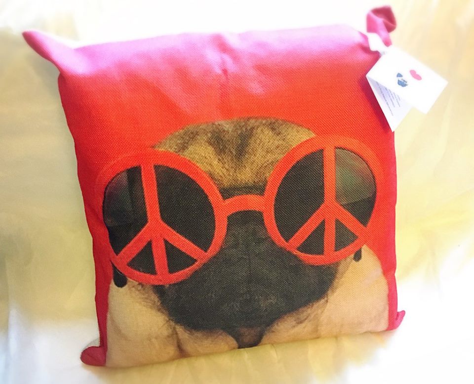 CUSCINO ' PEACE&LOVE PUG' nuovo, donato al Rescue dalla speciale mamma salvacarlina Chicca NUMERO PEZZI DISPONIBILI: 1 CONTRIBUTO MINIMO RICHIESTO : € 35 inclusa spedizione