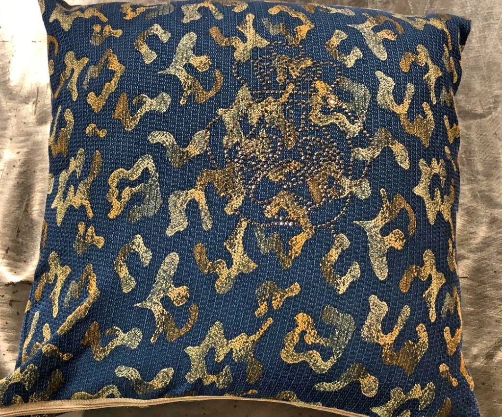 CUSCINO PUG CROWN blu con applicazioni strass i NUMERO PZ DISPONIBILI : n 1 CONTRIBUTO MINIMO RICHIESTO : € 35 inclusa spedizione PER ORDINARE: Invia un'email a leonspugrescue@gmail.com , specificando ordine CON NOME ARTICOLO e indirizzo di spedizione. Invia il tuo contributo tramite bonifico bancario a: LEON S PUG RESCUE SALVACARLINO UNICREDIT ( MILANO) IT 94 D 02008 01623 000101415047 oppure puoi versare il tuo contributo utilizzando l'opzione paypal direttamente accessibile dal nostro sito internet PERFAVORE CONTATTACI PER ACCERTARTI CHE L'ARTICOLO SIA ANCORA DISPONIBILE PRIMA DI INVIARE IL TUO CONTRIBUTO !
