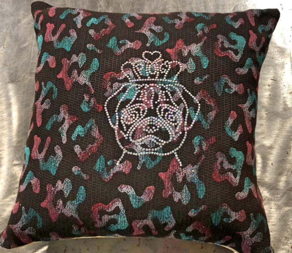 CUSCINO PUG CROWN brown con applicazioni strass NUMERO PZ DISPONIBILI : n 1 CONTRIBUTO MINIMO RICHIESTO : € 35 inclusa spedizione PER ORDINARE: Invia un'email a leonspugrescue@gmail.com , specificando ordine CON NOME ARTICOLO e indirizzo di spedizione. Invia il tuo contributo tramite bonifico bancario a: LEON S PUG RESCUE SALVACARLINO UNICREDIT ( MILANO) IT 94 D 02008 01623 000101415047 oppure puoi versare il tuo contributo utilizzando l'opzione paypal direttamente accessibile dal nostro sito internet PERFAVORE CONTATTACI PER ACCERTARTI CHE L'ARTICOLO SIA ANCORA DISPONIBILE PRIMA DI INVIARE IL TUO CONTRIBUTO !