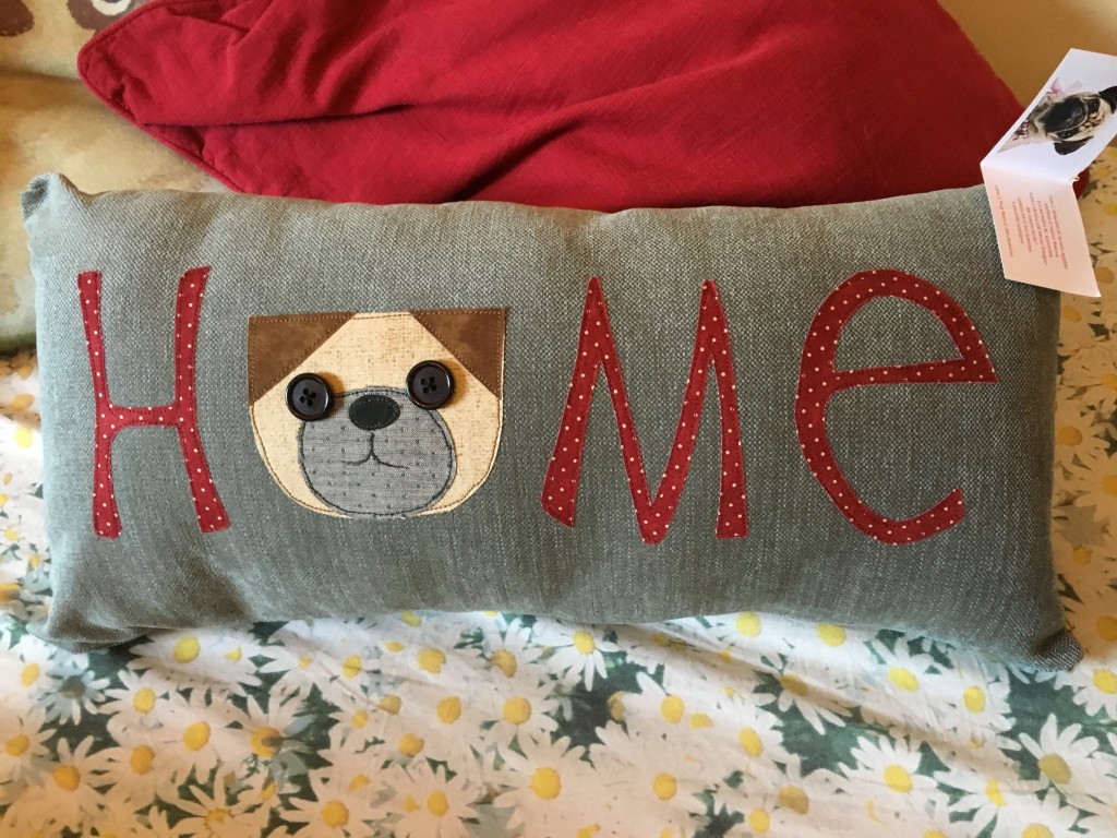 CUSCINO PUG HOME pezzo unico, interamente realizzato a mano DISPONIBILITA' : N1 CONTRIBUTO MINIMO RICHIESTO : € 30 inclusa spedizione PER ORDINARE: Invia un'email a leonspugrescue@gmail.com , specificando ordine CON NOME ARTICOLO e indirizzo di spedizione. Invia il tuo contributo tramite bonifico bancario a: LEON S PUG RESCUE SALVACARLINO UNICREDIT ( MILANO) IT 94 D 02008 01623 000101415047 oppure puoi versare il tuo contributo utilizzando l'opzione paypal direttamente accessibile dal nostro sito internet PERFAVORE CONTATTACI PER ACCERTARTI CHE L'ARTICOLO SIA ANCORA DISPONIBILE PRIMA DI INVIARE IL TUO CONTRIBUTO !