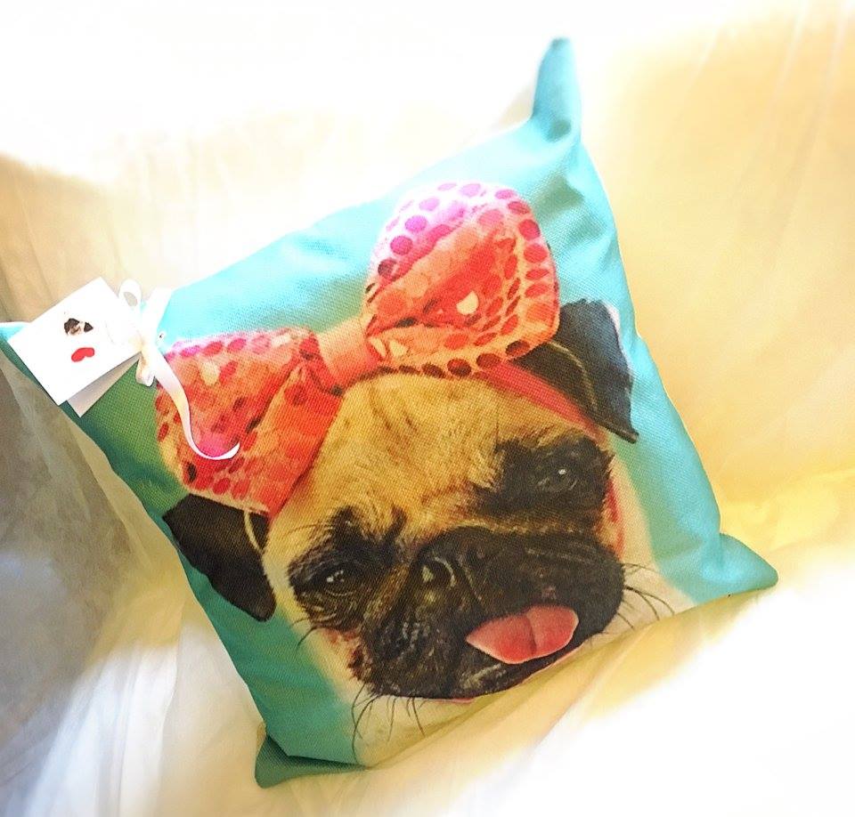 CUSCINO ' PUG LADY BOW'' nuovo, donato al Rescue dalla speciale mamma salvacarlina Chicca NUMERO PEZZI DISPONIBILI: 1 CONTRIBUTO MINIMO RICHIESTO : € 35 inclusa spedizione