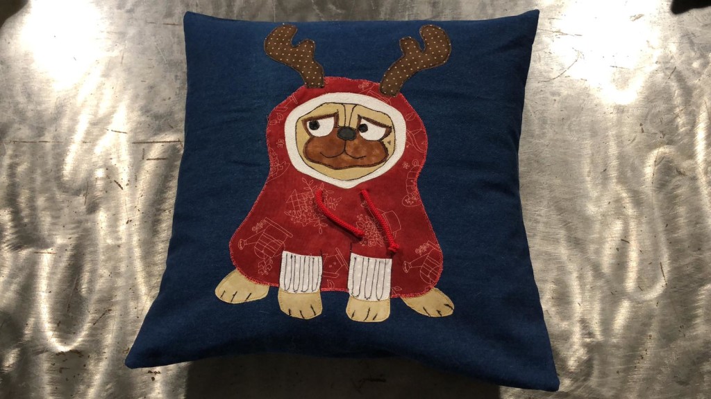 CUSCINO REINPUG con applicazioni in tessuto realizzate a mano NUMERO PZ DISPONIBILI : n 1 CONTRIBUTO MINIMO RICHIESTO : € 35 inclusa spedizione PER ORDINARE: Invia un'email a leonspugrescue@gmail.com , specificando ordine CON NOME ARTICOLO e indirizzo di spedizione. Invia il tuo contributo tramite bonifico bancario a: LEON S PUG RESCUE SALVACARLINO UNICREDIT ( MILANO) IT 94 D 02008 01623 000101415047 oppure puoi versare il tuo contributo utilizzando l'opzione paypal direttamente accessibile dal nostro sito internet PERFAVORE CONTATTACI PER ACCERTARTI CHE L'ARTICOLO SIA ANCORA DISPONIBILE PRIMA DI INVIARE IL TUO CONTRIBUTO !