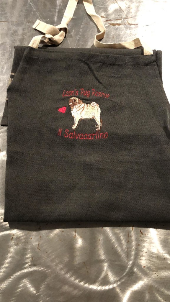 GREMBIULE CUCINA ''PUG CHEF' con pettorina \ricamo Leon's interamente realizzati a mano COLORE : nero NUMERO PEZZI DISPONIBILI : n 1 CONTRIBUTO MINIMO RICHIESTO : € 30 inclusa spedizione PER ORDINARE: Invia un'email a leonspugrescue@gmail.com , specificando ordine CON NOME ARTICOLO e indirizzo di spedizione. Invia il tuo contributo tramite bonifico bancario a: LEON S PUG RESCUE SALVACARLINO UNICREDIT ( MILANO) IT 94 D 02008 01623 000101415047 oppure puoi versare il tuo contributo utilizzando l'opzione paypal direttamente accessibile dal nostro sito internet PERFAVORE CONTATTACI PER ACCERTARTI CHE L'ARTICOLO SIA ANCORA DISPONIBILE PRIMA DI INVIARE IL TUO CONTRIBUTO !