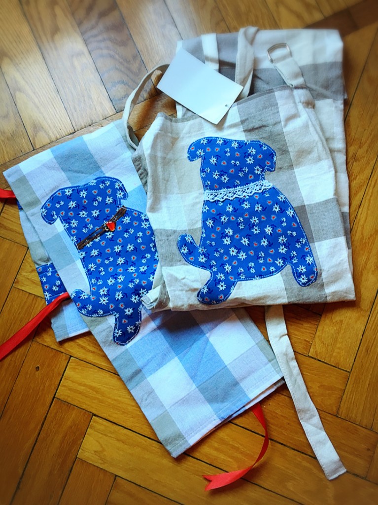 GREMBIULI CUCINA interamente realizzati a mano DISPONIBILITA' : N 2, in foto CONTRIBUTO MINIMO RICHIESTO : € 45 inclusa spedizione PER ORDINARE: Invia un'email a leonspugrescue@gmail.com , specificando ordine CON NOME ARTICOLO e indirizzo di spedizione. Invia il tuo contributo tramite bonifico bancario a: LEON S PUG RESCUE SALVACARLINO UNICREDIT ( MILANO) IT 94 D 02008 01623 000101415047 oppure puoi versare il tuo contributo utilizzando l'opzione paypal direttamente accessibile dal nostro sito internet PERFAVORE CONTATTACI PER ACCERTARTI CHE L'ARTICOLO SIA ANCORA DISPONIBILE PRIMA DI INVIARE IL TUO CONTRIBUTO !