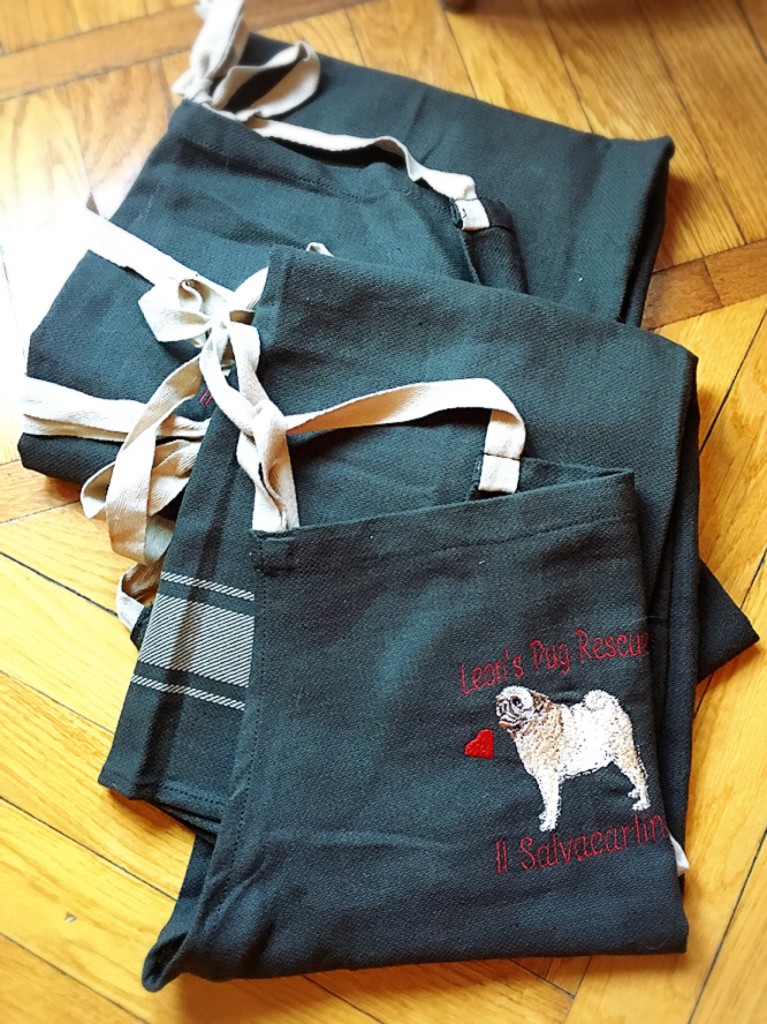 GREMBIULI CUCINA interamente realizzati a mano DISPONIBILITA' : N 3, in foto CONTRIBUTO MINIMO RICHIESTO : € 45 inclusa spedizione PER ORDINARE: Invia un'email a leonspugrescue@gmail.com , specificando ordine CON NOME ARTICOLO e indirizzo di spedizione. Invia il tuo contributo tramite bonifico bancario a: LEON S PUG RESCUE SALVACARLINO UNICREDIT ( MILANO) IT 94 D 02008 01623 000101415047 oppure puoi versare il tuo contributo utilizzando l'opzione paypal direttamente accessibile dal nostro sito internet PERFAVORE CONTATTACI PER ACCERTARTI CHE L'ARTICOLO SIA ANCORA DISPONIBILE PRIMA DI INVIARE IL TUO CONTRIBUTO !