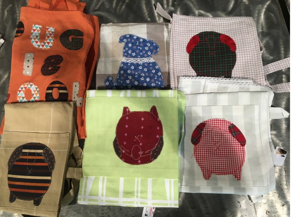 GREMBIULI CUCINA CON PETTORINA interamente realizzati a mano NUMERO PEZZI DISPONIBILI : n 5 ( primo in basso da sinistra non disponibile) CONTRIBUTO MINIMO RICHIESTO : € 30 inclusa spedizione PER ORDINARE: Invia un'email a leonspugrescue@gmail.com , specificando ordine CON NOME ARTICOLO e indirizzo di spedizione. Invia il tuo contributo tramite bonifico bancario a: LEON S PUG RESCUE SALVACARLINO UNICREDIT ( MILANO) IT 94 D 02008 01623 000101415047 oppure puoi versare il tuo contributo utilizzando l'opzione paypal direttamente accessibile dal nostro sito internet PERFAVORE CONTATTACI PER ACCERTARTI CHE L'ARTICOLO SIA ANCORA DISPONIBILE PRIMA DI INVIARE IL TUO CONTRIBUTO !