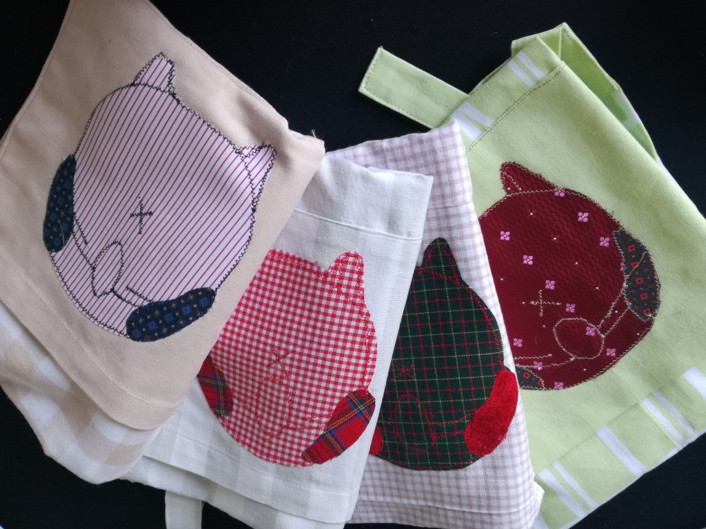 GREMBIULI CUCINA COLORI VARI con applicazione ' lato B carlino' , interamente realizzati a mano