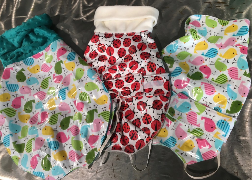 IMPERMEABILi CERATA FANTASIA CON INTERNO IN PILE interamente realizzatI a mano NUMERO PEZZI DISPONIBILI: n 1 taglia L + n 2 taglia M CONTRIBUTO MINIMO RICHIESTO : € 35 inclusa spedizione PER ORDINARE: Invia un'email a leonspugrescue@gmail.com , specificando ordine CON NOME ARTICOLO e indirizzo di spedizione. Invia il tuo contributo tramite bonifico bancario a: LEON S PUG RESCUE SALVACARLINO UNICREDIT ( MILANO) IT 94 D 02008 01623 000101415047 oppure puoi versare il tuo contributo utilizzando l'opzione paypal direttamente accessibile dal nostro sito internet PERFAVORE CONTATTACI PER ACCERTARTI CHE L'ARTICOLO SIA ANCORA DISPONIBILE PRIMA DI INVIARE IL TUO CONTRIBUTO !