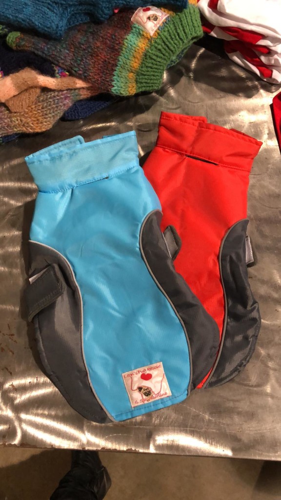 IMPERMEABILE NYLON foderato, logo Leon's interamente realizzatI a mano NUMERO PEZZI DISPONIBILI: n 2 misura S CONTRIBUTO MINIMO RICHIESTO : € 25 inclusa spedizione PER ORDINARE: Invia un'email a leonspugrescue@gmail.com , specificando ordine CON NOME ARTICOLO e indirizzo di spedizione. Invia il tuo contributo tramite bonifico bancario a: LEON S PUG RESCUE SALVACARLINO UNICREDIT ( MILANO) IT 94 D 02008 01623 000101415047 oppure puoi versare il tuo contributo utilizzando l'opzione paypal direttamente accessibile dal nostro sito internet PERFAVORE CONTATTACI PER ACCERTARTI CHE L'ARTICOLO SIA ANCORA DISPONIBILE PRIMA DI INVIARE IL TUO CONTRIBUTO !