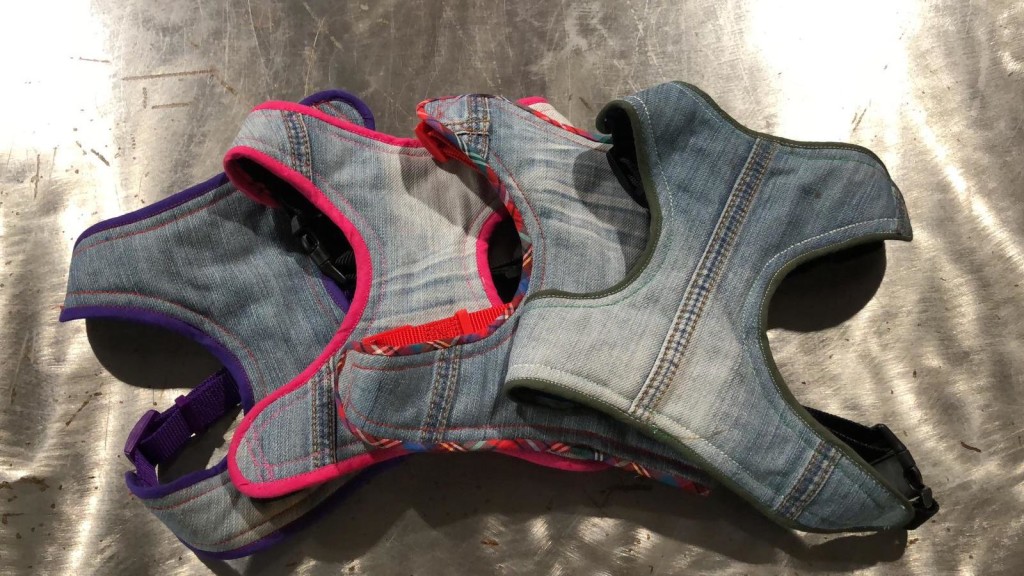 PETTORINE JEANS REGOLABILI ( M\L) N PZ DISPONIBILI : n 4 visibili interamente realizzate a mano CONTRIBUTO MINIMO RICHIESTO : € 25 inclusa spedizione PER ORDINARE: Invia un'email a leonspugrescue@gmail.com , specificando ordine CON NOME ARTICOLO e indirizzo di spedizione. Invia il tuo contributo tramite bonifico bancario a: LEON S PUG RESCUE SALVACARLINO UNICREDIT ( MILANO) IT 94 D 02008 01623 000101415047 oppure puoi versare il tuo contributo utilizzando l'opzione paypal direttamente accessibile dal nostro sito internet PERFAVORE CONTATTACI PER ACCERTARTI CHE L'ARTICOLO SIA ANCORA DISPONIBILE PRIMA DI INVIARE IL TUO CONTRIBUTO !