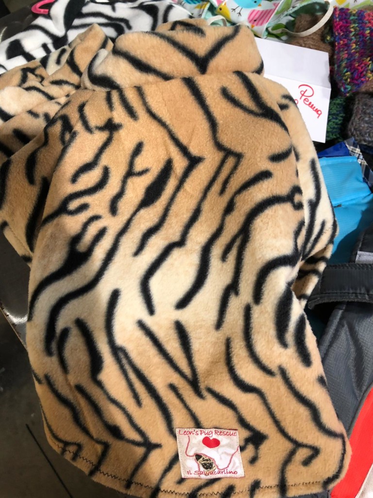FELPINA PILE TIGRATA, realizzata a mano NUMERO PEZZI DISPONIBILI: misura M : n 2 CONTRIBUTO MINIMO RICHIESTO : € 30 inclusa spedizione PER ORDINARE: Invia un'email a leonspugrescue@gmail.com , specificando ordine CON NOME ARTICOLO e indirizzo di spedizione. Invia il tuo contributo tramite bonifico bancario a: LEON S PUG RESCUE SALVACARLINO UNICREDIT ( MILANO) IT 94 D 02008 01623 000101415047 oppure puoi versare il tuo contributo utilizzando l'opzione paypal direttamente accessibile dal nostro sito internet PERFAVORE CONTATTACI PER ACCERTARTI CHE L'ARTICOLO SIA ANCORA DISPONIBILE PRIMA DI INVIARE IL TUO CONTRIBUTO !