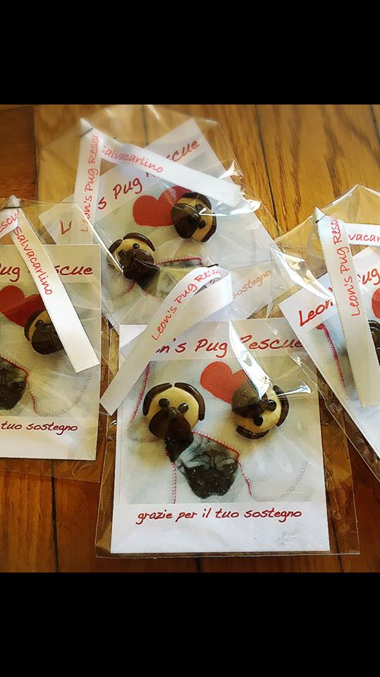 ORECCHINI BOTTONCINO PUG MUSETTO ! Ideati, realizzati e donati al Rescue dalla speciale mamma salvacarlina Paola NUMERO PEZZI DISPONIBILI n 3 (n 2 carlino fulvo + n 1 carlino nero) contributo minimo richiesto € 12 inclusa la spedizione