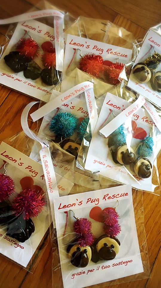 ORECCHINI PENDENTI PUG MUSETTO COLORS ! Ideati, realizzati e donati al Rescue dalla speciale mamma salvacarlina Paola NUMERO PEZZI DISPONIBILI : 7 nei colori: n 2 rosso n 2 azzurro n 2 fuchsia n 1 oro contributo minimo richiesto € 15 inclusa la spedizione