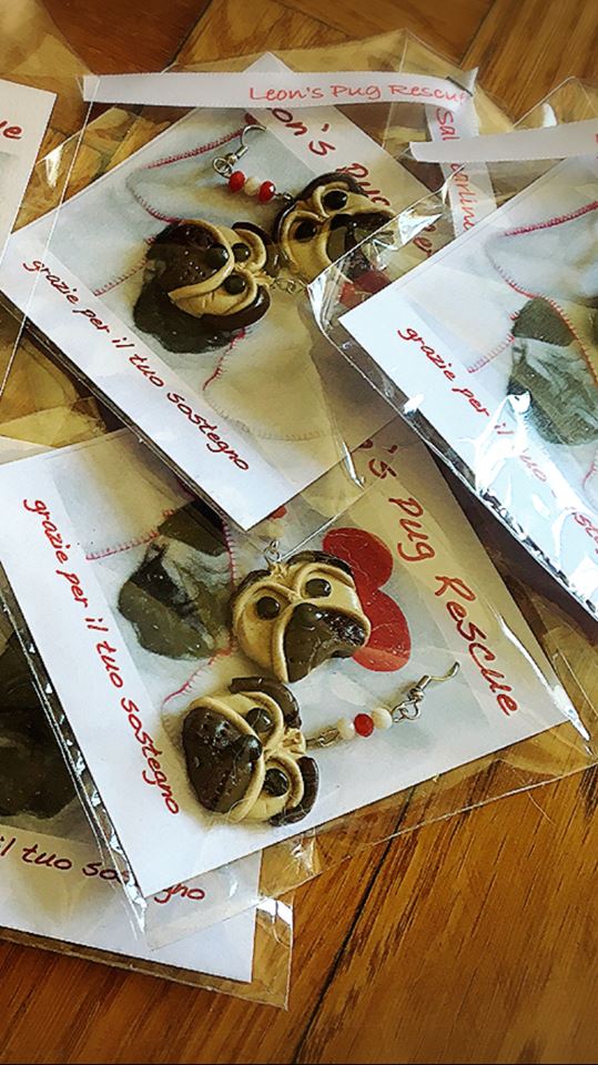 ORECCHINI PENDENTI PUG MUSETTO ! Ideati, realizzati e donati al Rescue dalla speciale mamma salvacarlina Paola NUMERO PEZZI DISPONIBILI n 6 (n 3 carlino fulvo + n 3 carlino nero) contributo minimo richiesto € 15 inclusa la spedizione