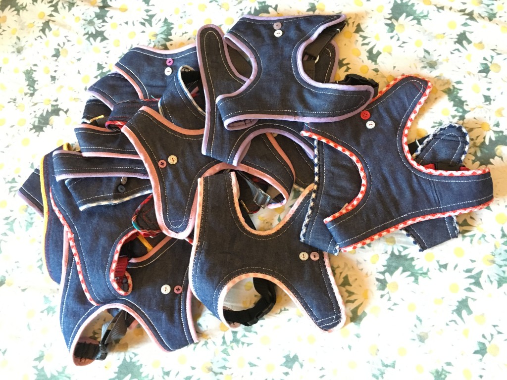 BELLISSIME PETTORINE JEANS con bordo ricamato interamente realizzate a mano DISPONIBILITA' : 12 CONTRIBUTO MINIMO RICHIESTO : € 30 inclusa spedizione PER ORDINARE: Invia un'email a leonspugrescue@gmail.com , specificando ordine CON NOME ARTICOLO e indirizzo di spedizione. Invia il tuo contributo tramite bonifico bancario a: LEON S PUG RESCUE SALVACARLINO UNICREDIT ( MILANO) IT 94 D 02008 01623 000101415047 oppure puoi versare il tuo contributo utilizzando l'opzione paypal direttamente accessibile dal nostro sito internet PERFAVORE CONTATTACI PER ACCERTARTI CHE L'ARTICOLO SIA ANCORA DISPONIBILE PRIMA DI INVIARE IL TUO CONTRIBUTO !