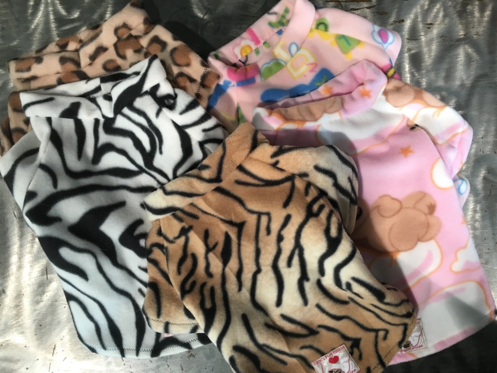 PIGIAMINI PILE animalier e baby pink ,realizzati a mano NUMERO PEZZI DISPONIBILI: 5 taglia S\M n 2 ( rosa) taglia M\L n 3 ( animalier) CONTRIBUTO MINIMO RICHIESTO : € 30 inclusa spedizione PER ORDINARE: Invia un'email a leonspugrescue@gmail.com , specificando ordine CON NOME ARTICOLO e indirizzo di spedizione. Invia il tuo contributo tramite bonifico bancario a: LEON S PUG RESCUE SALVACARLINO UNICREDIT ( MILANO) IT 94 D 02008 01623 000101415047 oppure puoi versare il tuo contributo utilizzando l'opzione paypal direttamente accessibile dal nostro sito internet PERFAVORE CONTATTACI PER ACCERTARTI CHE L'ARTICOLO SIA ANCORA DISPONIBILE PRIMA DI INVIARE IL TUO CONTRIBUTO !