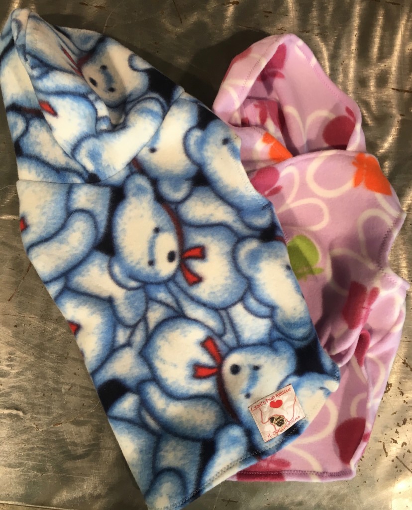 PIGIAMINI PILE con cappuccio NUMERO PEZZI DISPONIBILI: n 1 taglia L fantasia azzurro n 1 taglia M fantasia rosa taglia M\L n 3 ( animalier) CONTRIBUTO MINIMO RICHIESTO : € 30 inclusa spedizione PER ORDINARE: Invia un'email a leonspugrescue@gmail.com , specificando ordine CON NOME ARTICOLO e indirizzo di spedizione. Invia il tuo contributo tramite bonifico bancario a: LEON S PUG RESCUE SALVACARLINO UNICREDIT ( MILANO) IT 94 D 02008 01623 000101415047 oppure puoi versare il tuo contributo utilizzando l'opzione paypal direttamente accessibile dal nostro sito internet PERFAVORE CONTATTACI PER ACCERTARTI CHE L'ARTICOLO SIA ANCORA DISPONIBILE PRIMA DI INVIARE IL TUO CONTRIBUTO !