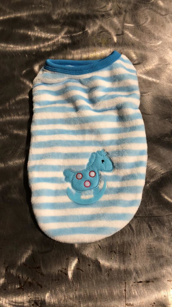 PIGIAMINO PILE BABY BLUE, realizzata a mano NUMERO PEZZI DISPONIBILI: misura XS : n 1 CONTRIBUTO MINIMO RICHIESTO : € 25 inclusa spedizione PER ORDINARE: Invia un'email a leonspugrescue@gmail.com , specificando ordine CON NOME ARTICOLO e indirizzo di spedizione. Invia il tuo contributo tramite bonifico bancario a: LEON S PUG RESCUE SALVACARLINO UNICREDIT ( MILANO) IT 94 D 02008 01623 000101415047 oppure puoi versare il tuo contributo utilizzando l'opzione paypal direttamente accessibile dal nostro sito internet PERFAVORE CONTATTACI PER ACCERTARTI CHE L'ARTICOLO SIA ANCORA DISPONIBILE PRIMA DI INVIARE IL TUO CONTRIBUTO !