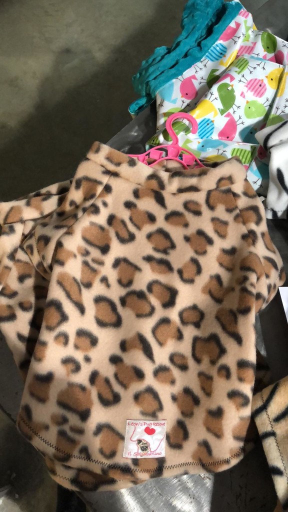FELPINA PILE ANIMALIER, realizzata a mano NUMERO PEZZI DISPONIBILI: misura L : n 1 CONTRIBUTO MINIMO RICHIESTO : € 30 inclusa spedizione PER ORDINARE: Invia un'email a leonspugrescue@gmail.com , specificando ordine CON NOME ARTICOLO e indirizzo di spedizione. Invia il tuo contributo tramite bonifico bancario a: LEON S PUG RESCUE SALVACARLINO UNICREDIT ( MILANO) IT 94 D 02008 01623 000101415047 oppure puoi versare il tuo contributo utilizzando l'opzione paypal direttamente accessibile dal nostro sito internet PERFAVORE CONTATTACI PER ACCERTARTI CHE L'ARTICOLO SIA ANCORA DISPONIBILE PRIMA DI INVIARE IL TUO CONTRIBUTO !