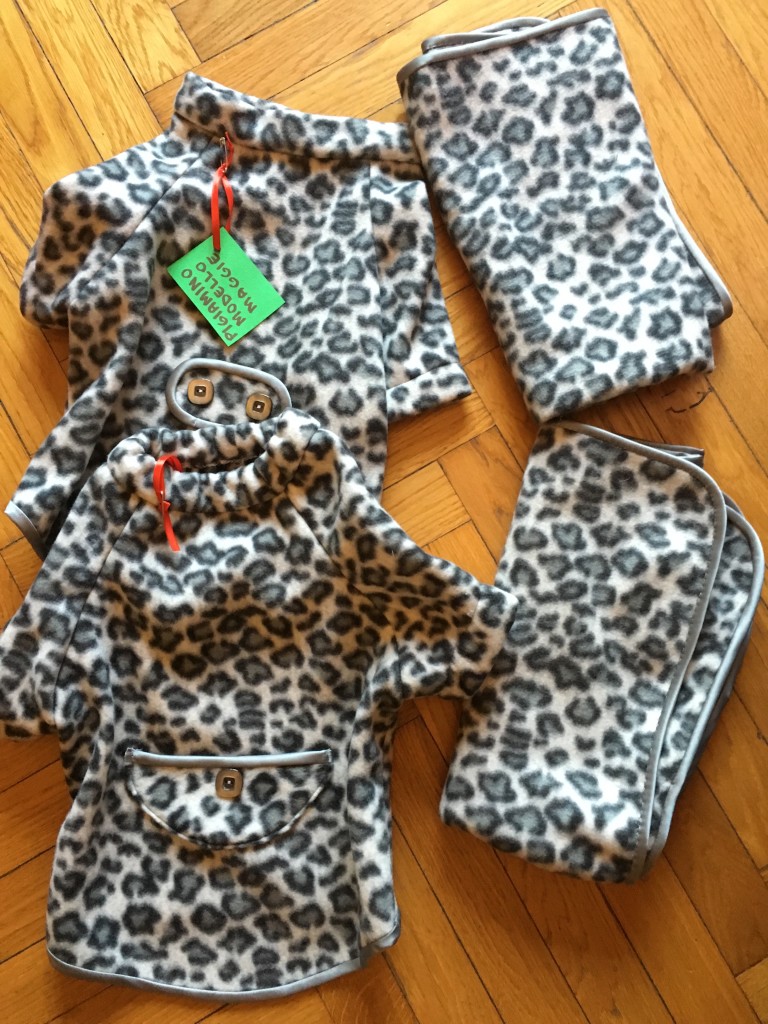 PIGIAMINO IN PILE CON COPERTINA COORDINATA interamente realizzatI a mano TAGLIA M\L DISPONIBILITA' : 2 CONTRIBUTO MINIMO RICHIESTO : € 50 inclusa spedizione PER ORDINARE: Invia un'email a leonspugrescue@gmail.com , specificando ordine CON NOME ARTICOLO e indirizzo di spedizione. Invia il tuo contributo tramite bonifico bancario a: LEON S PUG RESCUE SALVACARLINO UNICREDIT ( MILANO) IT 94 D 02008 01623 000101415047 oppure puoi versare il tuo contributo utilizzando l'opzione paypal direttamente accessibile dal nostro sito internet PERFAVORE CONTATTACI PER ACCERTARTI CHE L'ARTICOLO SIA ANCORA DISPONIBILE PRIMA DI INVIARE IL TUO CONTRIBUTO !
