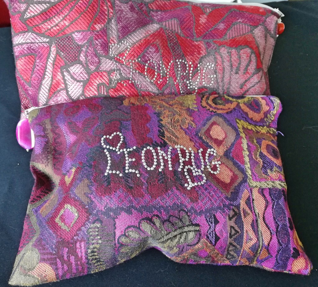 POCHETTE TESSUTO con applicazione Leon's Pug in strass MISURA GRANDE ,realizzata a mano