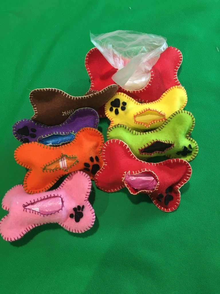 PORTA SACCHETTI IGIENICI IN PANNO LENCI NUMERO PEZZI DISPONIBILI: 8 CONTRIBUTO MINIMO RICHIESTO : € 12 inclusa spedizione PER ORDINARE: Invia un'email a leonspugrescue@gmail.com , specificando ordine CON NOME ARTICOLO e indirizzo di spedizione. Invia il tuo contributo tramite bonifico bancario a: LEON S PUG RESCUE SALVACARLINO UNICREDIT ( MILANO) IT 94 D 02008 01623 000101415047 oppure puoi versare il tuo contributo utilizzando l'opzione paypal direttamente accessibile dal nostro sito internet PERFAVORE CONTATTACI PER ACCERTARTI CHE L'ARTICOLO SIA ANCORA DISPONIBILE PRIMA DI INVIARE IL TUO CONTRIBUTO !