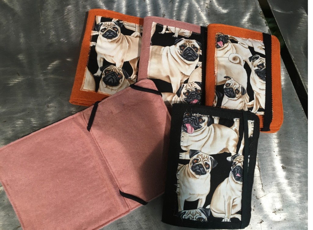 PORTA KINDLE\ PORTA CARTE in panno lenci e tessuto, realizzati a mano NUMERO PEZZI DISPONIBILI: n 5 CONTRIBUTO MINIMO RICHIESTO : € 20 inclusa spedizione PER ORDINARE: Invia un'email a leonspugrescue@gmail.com , specificando ordine CON NOME ARTICOLO e indirizzo di spedizione. Invia il tuo contributo tramite bonifico bancario a: LEON S PUG RESCUE SALVACARLINO UNICREDIT ( MILANO) IT 94 D 02008 01623 000101415047 oppure puoi versare il tuo contributo utilizzando l'opzione paypal direttamente accessibile dal nostro sito internet PERFAVORE CONTATTACI PER ACCERTARTI CHE L'ARTICOLO SIA ANCORA DISPONIBILE PRIMA DI INVIARE IL TUO CONTRIBUTO ! tag