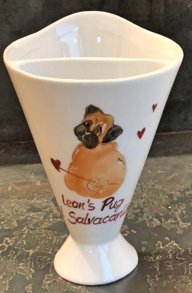 PORTATOVAGLIOLO \PORTA POSATE LEON'S PUG IN PORCELLANA NUMERO PEZZI DISPONIBILI: misura L : n 2 CONTRIBUTO MINIMO RICHIESTO : € 25 inclusa spedizione PER ORDINARE: Invia un'email a leonspugrescue@gmail.com , specificando ordine CON NOME ARTICOLO e indirizzo di spedizione. Invia il tuo contributo tramite bonifico bancario a: LEON S PUG RESCUE SALVACARLINO UNICREDIT ( MILANO) IT 94 D 02008 01623 000101415047 oppure puoi versare il tuo contributo utilizzando l'opzione paypal direttamente accessibile dal nostro sito internet PERFAVORE CONTATTACI PER ACCERTARTI CHE L'ARTICOLO SIA ANCORA DISPONIBILE PRIMA DI INVIARE IL TUO CONTRIBUTO !