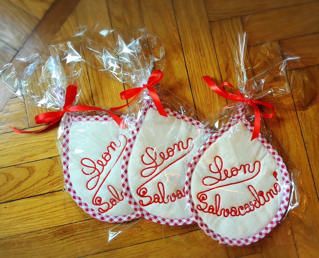 PRESINE CUCINA interamente realizzate a mano DISPONIBILITA' : 3 CONTRIBUTO MINIMO RICHIESTO : € 15 inclusa spedizione PER ORDINARE: Invia un'email a leonspugrescue@gmail.com , specificando ordine CON NOME ARTICOLO e indirizzo di spedizione. Invia il tuo contributo tramite bonifico bancario a: LEON S PUG RESCUE SALVACARLINO UNICREDIT ( MILANO) IT 94 D 02008 01623 000101415047 oppure puoi versare il tuo contributo utilizzando l'opzione paypal direttamente accessibile dal nostro sito internet PERFAVORE CONTATTACI PER ACCERTARTI CHE L'ARTICOLO SIA ANCORA DISPONIBILE PRIMA DI INVIARE IL TUO CONTRIBUTO !