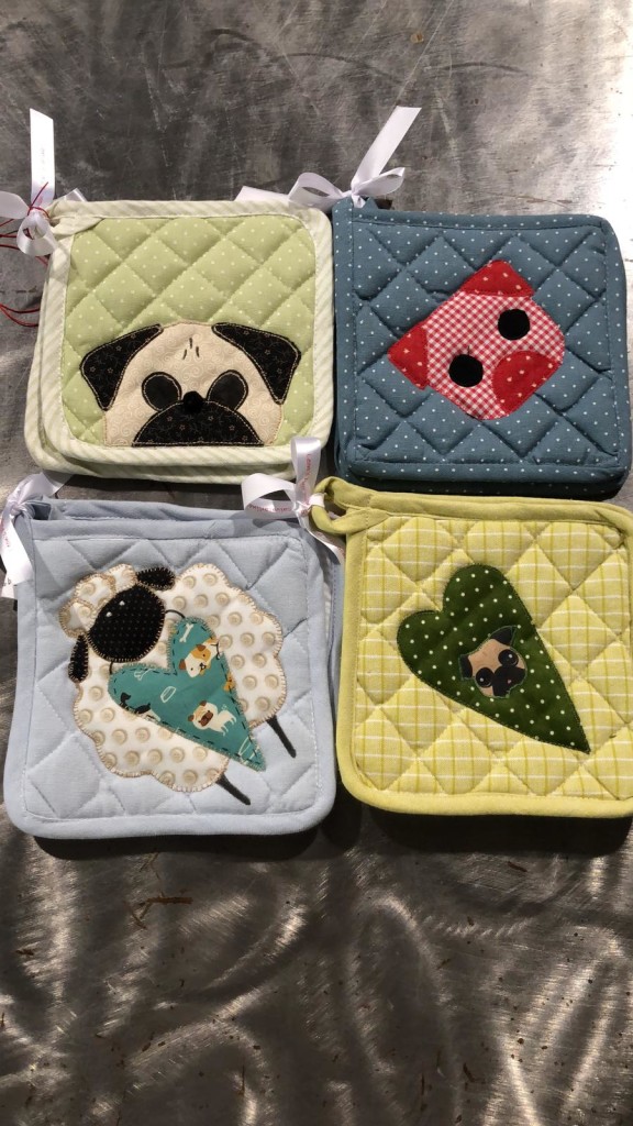 PRESINE CUCINA RICAMATE, realizzate a mano NUMERO PEZZI DISPONIBILI: n 4 coppie CONTRIBUTO MINIMO RICHIESTO : € 12 x coppia\ inclusa spedizione PER ORDINARE: Invia un'email a leonspugrescue@gmail.com , specificando ordine CON NOME ARTICOLO e indirizzo di spedizione. Invia il tuo contributo tramite bonifico bancario a: LEON S PUG RESCUE SALVACARLINO UNICREDIT ( MILANO) IT 94 D 02008 01623 000101415047 oppure puoi versare il tuo contributo utilizzando l'opzione paypal direttamente accessibile dal nostro sito internet PERFAVORE CONTATTACI PER ACCERTARTI CHE L'ARTICOLO SIA ANCORA DISPONIBILE PRIMA DI INVIARE IL TUO CONTRIBUTO !
